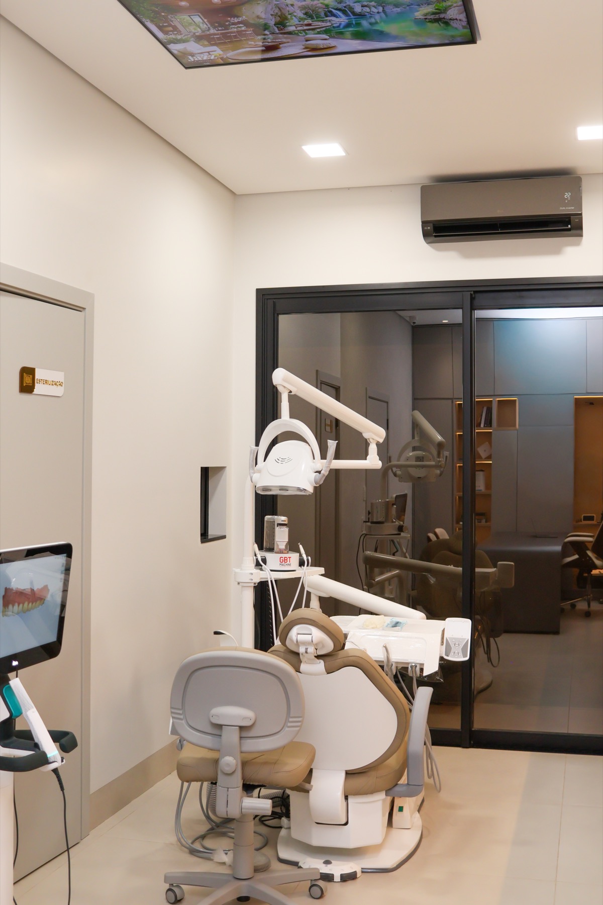 Consultório da Altavilla com cadeira odontológica, iluminação e equipamentos de atendimento.