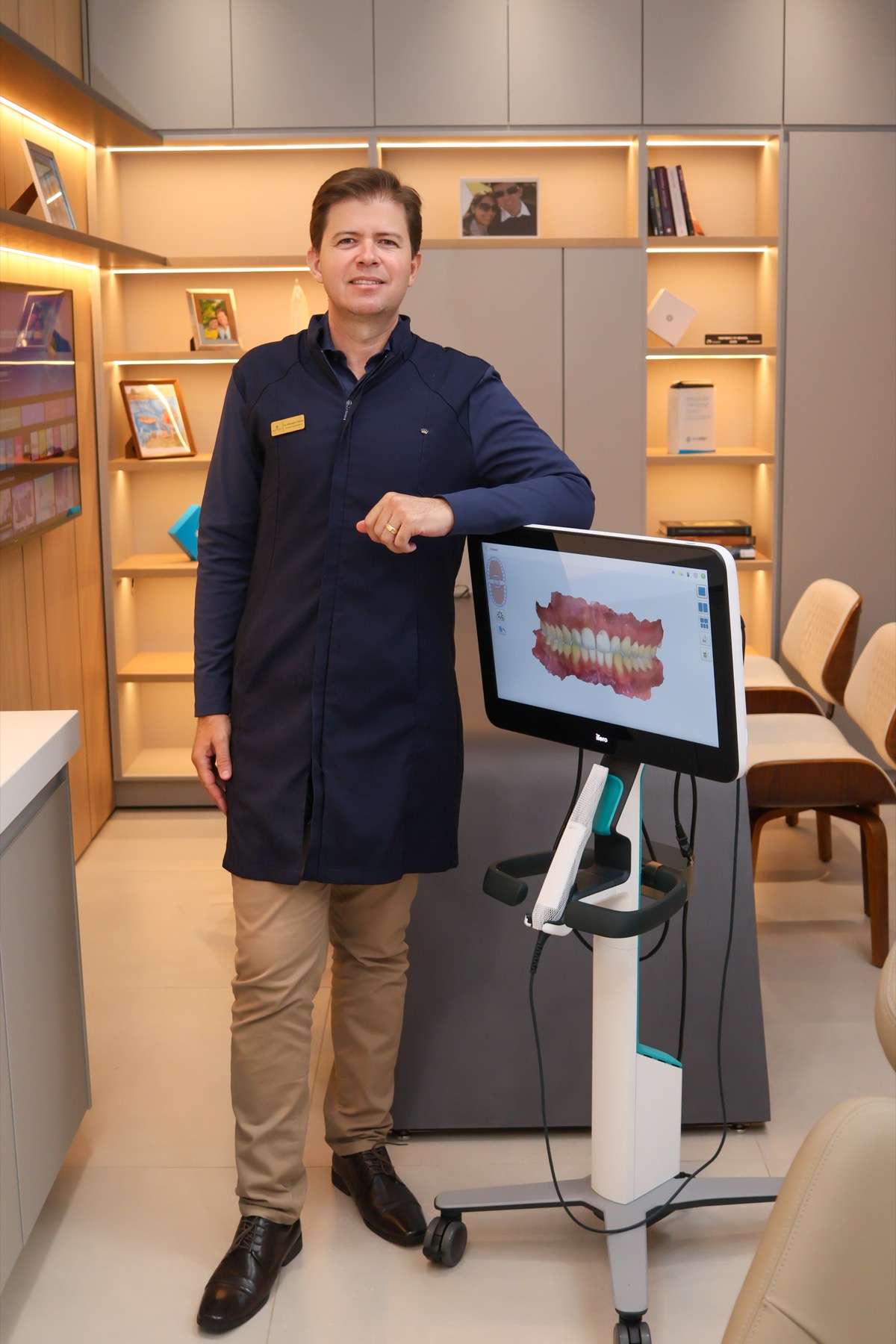 Dr. Wellington Vinícius ao lado de um equipamento com imagem digital odontológica.