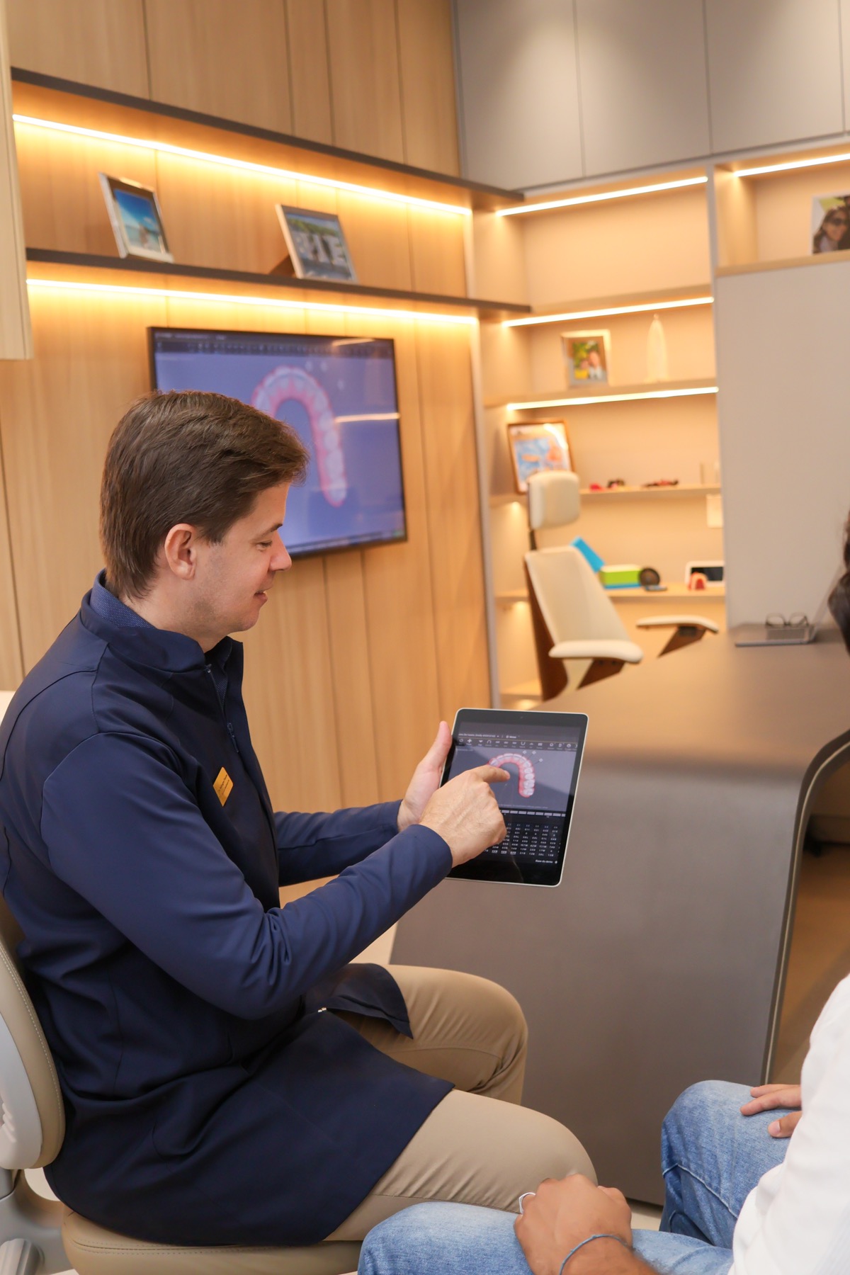 Dr. Wellington Vinícius apresenta o planejamento ortodôntico em um tablet